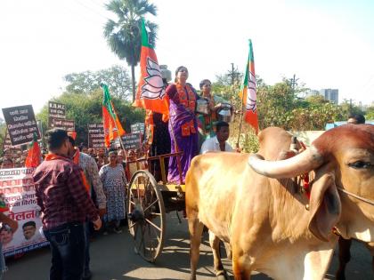 Protest at KDMC's 'A' ward office against water shortage | पाणी टंचाईच्या विरोधात केडीएमसीच्या 'अ' प्रभाग कार्यालयावर धडक मोर्चा Protest at KDMC's 'A' ward office against water shortage | पाणी टंचाईच्या विरोधात केडीएमसीच्या 'अ' प्रभाग कार्यालयावर धडक मोर्चा