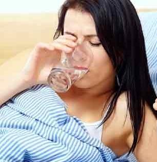 झोपण्यापूर्वी जास्त पाणी पिण्याची सवय पडेल महागात; हृदय आणि किडनीच्या आजारांचा धोका