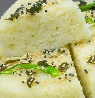 फक्त १ कप रव्याचा करा जाळीदार रवा ढोकळा; मऊ, स्पॉन्जी ढोकळा-सोपी रेसिपी