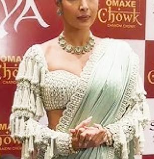 ७९ हजारांच्या साडीवर मलायका अरोराने घातलं लटकन ब्लाऊज; त्याचं डिझाईन पाहूनच नेटिझन्स म्हणाले... 