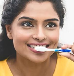 ९०% लोक चुकीच्या पद्धतीने दात घासतात, स्वच्छतेसाठी पाहा दात घासण्याची योग्य पद्धत...