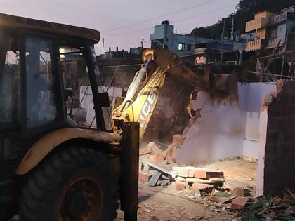 Administration takes strict stand on illegal constructions in Mirkarwada, action taken | मिरकरवाडामध्ये अनधिकृत बांधकामांवर हातोडा, कारवाईबाबत प्रशासनाची कडक भूमिका Administration takes strict stand on illegal constructions in Mirkarwada, action taken | मिरकरवाडामध्ये अनधिकृत बांधकामांवर हातोडा, कारवाईबाबत प्रशासनाची कडक भूमिका