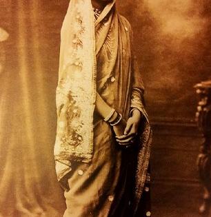 महाराष्ट्रातील विविध भागात कशी नेसली जाते नऊवारी, कसं बदललं साडीचं देखणं रुप