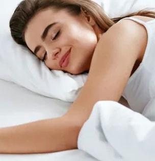 रात्री केस मोकळे ठेवून झोपावं की बांधून? जाणून घ्या, कोणत्या सवयीमुळे होऊ शकतं नुकसान