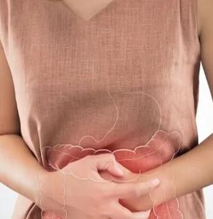 जेवताना पाणी प्यावं की जेवण झाल्यानंतर? डॉक्टर सांगतात पाण्याच्या बाबतीत 'हा' नियम पाळाच