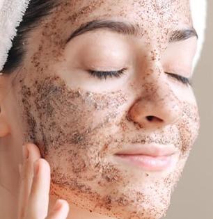 फक्त चेहऱ्याला स्क्रब करू नका, 'या' ४ अवयवांचेही स्क्रबिंग आवश्यक, नाहीतर ऐन तारुण्यात येईल म्हातारपण....