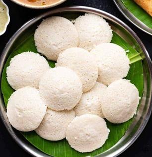 पोहे - खोबऱ्याची मऊसूत इडली! हलकी - फुलकी इडली खाण्याचा घ्या आनंद, ही घ्या झटपट रेसिपी...