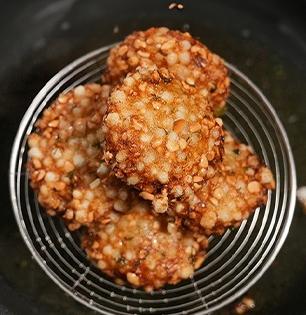 साबुदाणा वडा तळताना फुटतो- तेल अंगावर उडून पोळतं? ४ टिप्स- न फुटता वडे खमंग तळून होतील 