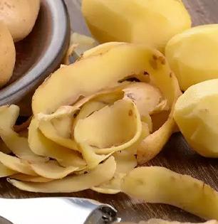 बटाट्याची साल निरुपयोगी समजून फेकून देण्याची चूक करताय? साल नाही, जादू आहे ती..