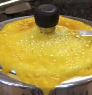 कुकरची शिट्टी होताच आतलं पाणी फसफसून बाहेर येतं? ३ टिप्स- कुकरच्या शिट्ट्या होतील मस्त