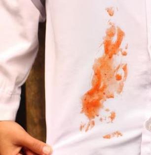 पांढऱ्या कपड्यांना इतर कपड्यांचा रंग लागला? १ सोपा उपाय- रंगाचे डाग जातील पटकन