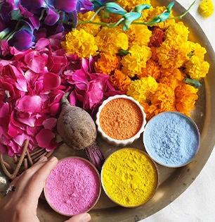 घरच्याघरीच तयार करा होळीचे नैसर्गिक रंग, त्वचा - केस राहतील सुरक्षित - रंगपंचमी खेळ बिंधास्त !