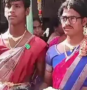 Video - पुरुष साड्या नेसून, महिलांसारखे कपडे घालून खेळतात होळी, अनोख्या परंपरेचं 'हे' रहस्य