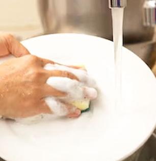 भांडी घासताना केलेल्या 'या' चुका पडू शकतात महागात, आरोग्याला आहे मोठा धोका