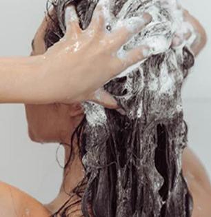 केस बिच्चारे, चुकीच्या शाम्पूचे बळी! केसांच्या प्रकारानुसार निवडा शाम्पू, पाहा ‘हे’ घटक आहेत का?