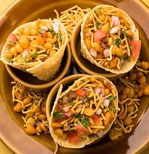 फक्त १० मिनिटांत करा कैरी - पापड चाट! आंबटगोड इंन्स्टंट रेसिपी-उन्हाळ्यासाठी खास पदार्थ...