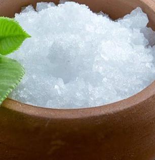 उन्हामुळे टॅनिंग वाढलं- तळपायांची, तळहाताची आग होऊन सालपटं निघाली? कापुराचा 'हा' थंड उपाय करा