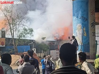 Massive fire breaks out at firecracker warehouse; Vaishali Nagar area shaken by explosions | फटाक्याच्या गोदामाला भीषण आग ; वैशालीनगर परिसर स्फोटांमुळे हादरला Massive fire breaks out at firecracker warehouse; Vaishali Nagar area shaken by explosions | फटाक्याच्या गोदामाला भीषण आग ; वैशालीनगर परिसर स्फोटांमुळे हादरला
