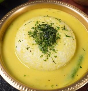 वाफाळत्या भातासोबत आंबट - गोड कैरीची कढी ! उन्हाळ्यातील स्पेशल मेन्यू - मन होईल तृप्त असा बेत...