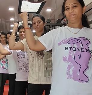 पाहा मुंबईतली व्यायाम करवून घेणारी बस, महिलांनी व्यायामा करावा म्हणून बस थेट दारात