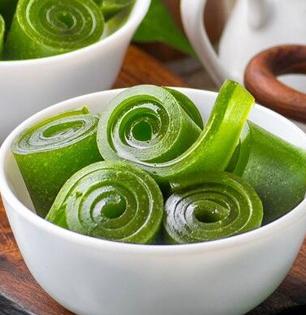 कैरीच्या आंबटगोड वड्या! चॉकलेट किंवा श्रीखंडाच्या गोळीसारखी चघळा, तोंडाला पाणी सुटेल अशी मस्त रेसिपी