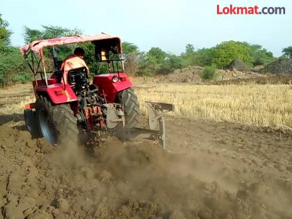 Ploughing rates on the rise, farmers will have to pay Rs 1,000 per hour | नांगरणीचे दर चढतीवर, शेतकऱ्यांना तासाला मोजावे लागणार एक हजार रुपये Ploughing rates on the rise, farmers will have to pay Rs 1,000 per hour | नांगरणीचे दर चढतीवर, शेतकऱ्यांना तासाला मोजावे लागणार एक हजार रुपये