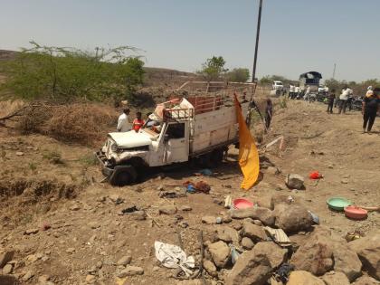 Several people seriously injured in accident after tire burst on pickup carrying laborers | मजुराला घेऊन निघालेल्या पिकअपचे टायर फुटून झालेल्या अपघातात अनेक जण गंभीर जखमी Several people seriously injured in accident after tire burst on pickup carrying laborers | मजुराला घेऊन निघालेल्या पिकअपचे टायर फुटून झालेल्या अपघातात अनेक जण गंभीर जखमी