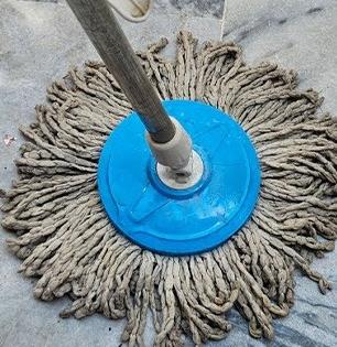 फरशी पुसण्याचा मॉप मळकट- घाण झाला? 'या' पद्धतीने धुवा- नव्यासारखा स्वच्छ पांढरा होईल 