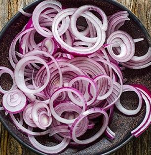 कच्चा कांदा खाण्याची सवय 'या' लोकांना पडेल महागात! कच्चा कांदा आरोग्यासाठी चांगला, पण कुणी खाऊ नये पाहा...