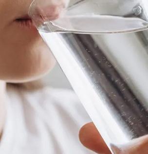 बापरे! 'या' लोकांसाठी पाणीही ठरतंय विष; जास्त पिणं पाहा कुणासाठी धोकादायकच..