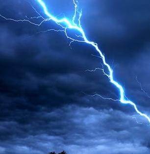 विजांचा कडकडाट होत असताना अजिबात अंघोळीला जाऊ नका, विजांचा कडकडाट सुरू असताना ३ गोष्टी टाळा