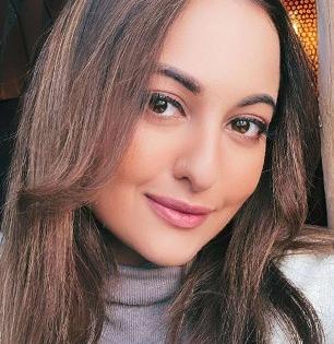 रात्री खूप थकल्यामुळे स्किन केअरसाठी वेळच नसतो? सोनाक्षी सिन्हा सांगते चमकदार त्वचेसाठी सोपी ट्रिक