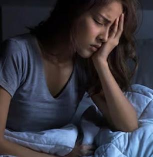 झोप लागतच नाही, अंथरुणात तळमळत बसता? झोपण्यापूर्वी करा ५ मिनिटांचा उपाय-रात्रभर झोपा गाढ...