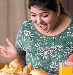 चमचमीत खायला आवडतं पण पावसाळ्यात थांबा; छोटासा निष्काळजीपणा अन् आजारांना आमंत्रण