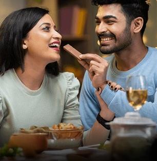 ऐकावं ते नवलच! भाड्याने मिळतात सुंदर गर्लफ्रेंड; डेटवरच नाही तर फॅमिली फंक्शनलाही येतील आनंदाने