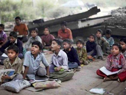 Clothes, mattresses wet on the school roof, books missing: The shocking reality of the ashram school exposed | शाळेच्या छतावर कपडे, गाद्या ओल्या, पुस्तकांचा पत्ता नाही : आश्रमशाळेतील दाहक वास्तव उघड