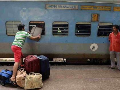 Passengers, just like in airplanes, now there will be a fine for overweight luggage in trains too. | प्रवाशांनो विमानासारखेच आता रेल्वेतही ओव्हरवेट सामानावर लागणार ‘फाईन’