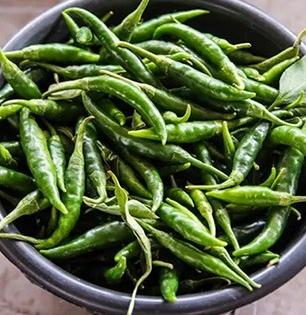 मिरच्या चिरल्या की हातांची फार आग होते? ५ ट्रिक्स, हातांची जळजळ होणंच बंद