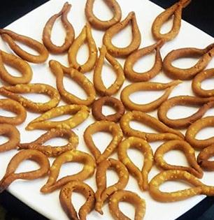 Diwali Food : नारळाची कडबोळी कधी खाल्ली का? खुसखुशीत तेल न पिणारी कडबोळी करा घरीच