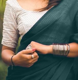 Diwali Fashion : ‘या’ ५ रंगांचे ब्लाऊज होतात कुठल्याही साडीवर मॅचिंग, दिवाळीत ब्लाऊज मॅचिंगचं टेंशनच विसरा