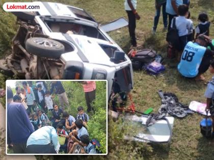 भंडाऱ्यात खराब रस्त्यांमुळे स्कूल व्हॅन पुलावरून कोसळली; एक गंभीर, व्हॅनमध्ये होते १३ विद्यार्थी भंडाऱ्यात खराब रस्त्यांमुळे स्कूल व्हॅन पुलावरून कोसळली; एक गंभीर, व्हॅनमध्ये होते १३ विद्यार्थी