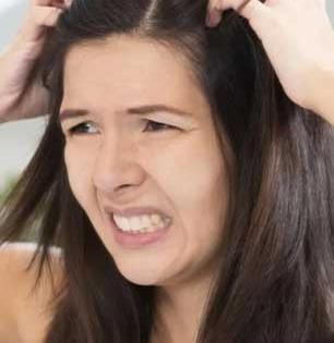 डोक्यात सारखी खाज सुटते? कोंडा समजून दुर्लक्ष केल्यास होतात गंभीर त्रास, डोकं जाईल कामातून..