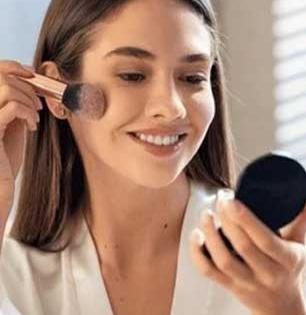 मेकअप करुन दिसता सुंदर पण भयानक बॅक्टेरियांचं चेहऱ्यावर होतंय इन्फेक्शन! चेहरा कायमचा होईल विद्रूप कारण..