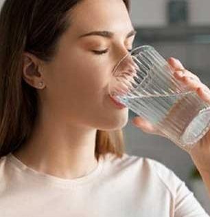 सगळे सांगतात भरपूर पाणी प्यायचं, पण पाणी कसं-कधी प्यावं माहिती आहे का? सद्गुरू सांगतात...