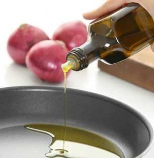 फोडणीसाठी, तळण्यासाठी, भाजीसाठी एकच तेल वापरता? पाहा कोणतं तेल ‘कशासाठी’ वापरणं फायद्याचं..