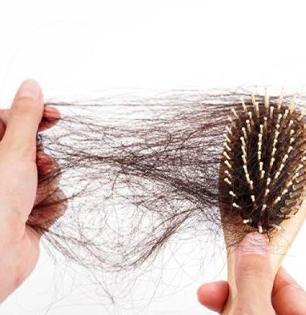 केस कापल्यामुळे गळतात का ? पार्लर ट्रिटमेंट्सचा खरंच फायदा होतो की नुकसानच होते?