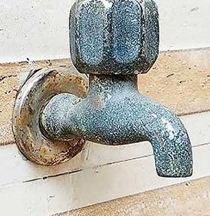 घरातल्या नळांवर पांढरे थर आलेत-नळ जुनाट दिसतात? २ उपाय, नव्यासारखे दिसतील नळ