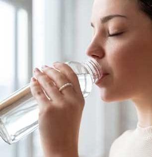 तुम्ही पाणी कमी पिताय, हे सांगणारी ४ लक्षणं; शरीरातलं पाणी कमी होणं फार धोक्याचं..