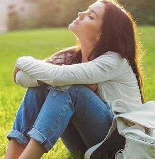 उन्हात किती वाजता बसल्यानं व्हिटामीन-D जास्तीत जास्त मिळतं? पाहा उन्हात बसण्याची योग्य वेळ