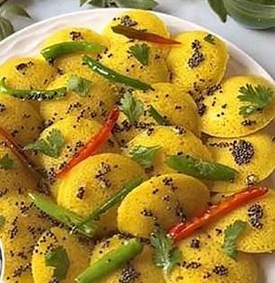 ना तांदूळ भिजवायची झंझट, ना वाटायची कटकट; वाटीभर बेसनाच्या करा मऊसूत इडल्या